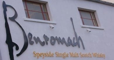 Benromach Logo an der Destilleriewand