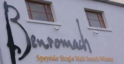Benromach Logo an der Destilleriewand