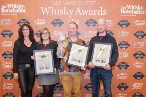 Die Gewinner in der Kategorie Bar bei den Germany's Best Whisky Awards 2015 (v.l.n.r.): Freya Hoffrichter und Susanne Fuchs, Barrensteiner Whiskybar, Grevenbroich (Platz 2), Lars Pechmann, Offside Berlin (Award Winner) und Björn Lahmann, Cocktailschmiede Norderney (3. Platz)