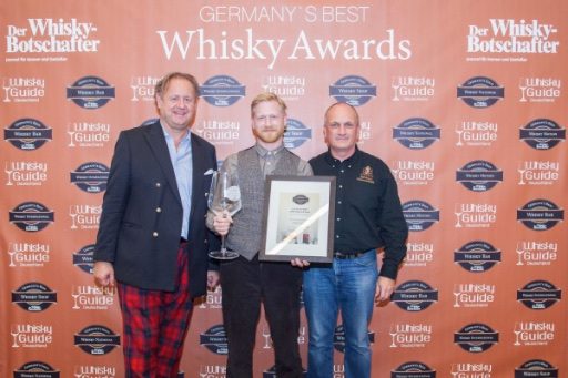 Der Gewinner in der Kategorie Best Whisky International der Germany's Best Whisky Awards 2015 (v.l.n.r.): Preisstifter Christian H. Rosenberg neben dem Brand Ambassador Jamie MacDonald von den Last Great Malts und Gerald Erdrich vom deutschen Vertrieb Kammer-Kirsch in Karlsruhe