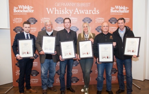 Die Gewinner der Silbermedaille in der Kategorie Best Whisky National der Germany's Best Whisky Awards 2015 (v.l.n.r.): André Meurer (Baas Single Malt Whisky), Dr. Thomas Römer (Sloupisti), Magnus Geuting (J.B.G. Münsterländer Single Grain Whisky), Michaela Habbel (Hillock 41/2 Zwöftel), Geradl Erdrich (Black Forest Single Malt Whisky, Sonderedition 2015) und Roland Feller (Valerie Single Malt Whisky, Amerone Cask)