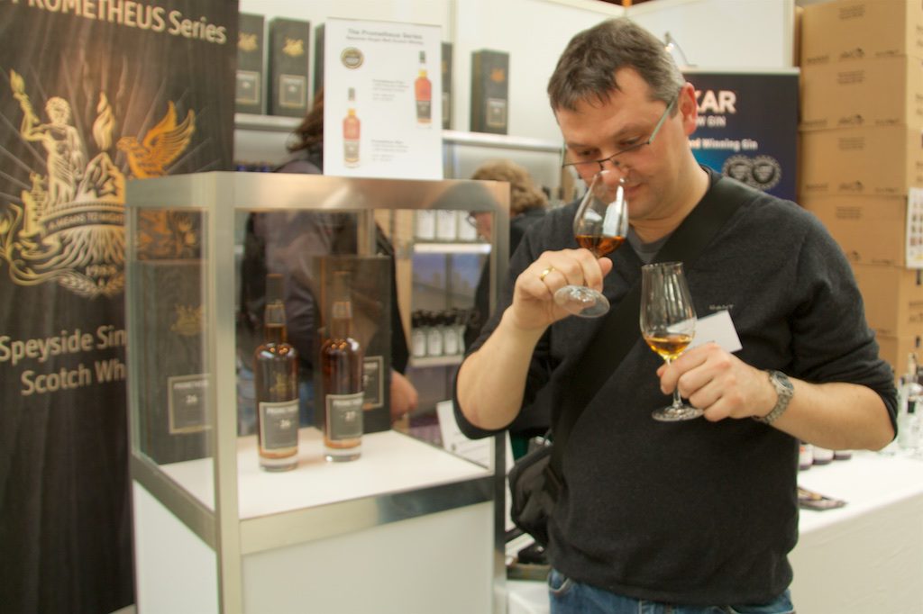 Peter beim Nosing. Gut Ding braucht Weile. Deshalb beide Proben in eine Probenflasche und mitgenommen.