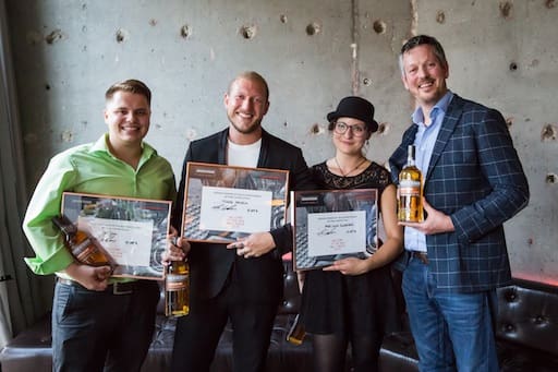 Die drei Gewinner der Bitters Competition von Auchentoshan Jan Jehli, Michele Hein- rich und Lucia Schürmann mit Global Brand Ambassador John Cashman (von links).