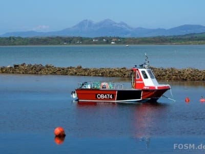 Bowmore - Boot im Hafen mit Blick auf Jura
