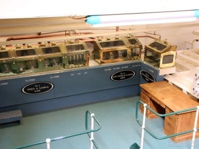 Spirit Safe und alter Computertisch