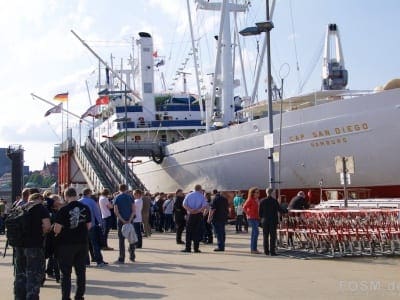 Warten vor der Cap San Diego