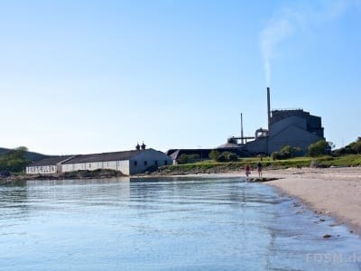 Port Ellen Beach mit Resten der Port Ellen Distillery und den Maltings