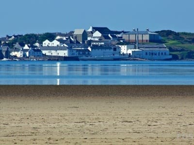 Bowmore Distillery - Blick über Loch Indaal auf Bowmore