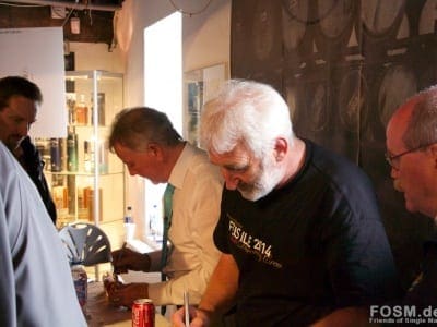 Jim und Duncan beim Signieren vom X4