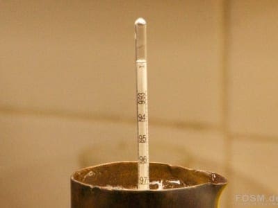 Ardbeg - Wash Sample wird mit Hydrometer gemessen