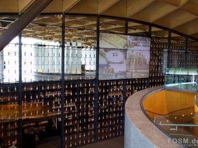 Macallan - Eingangshalle über mehrere Etagen mit der Whiskyflaschenwand. Über die Treppe rechts kommt man zur ersten Station der Tour.