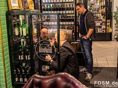 Terje zeigt Heiko und Peter einige seiner offenen Raritäten
