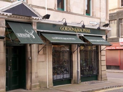 Gordon & MacPhail von der Seitenstraße